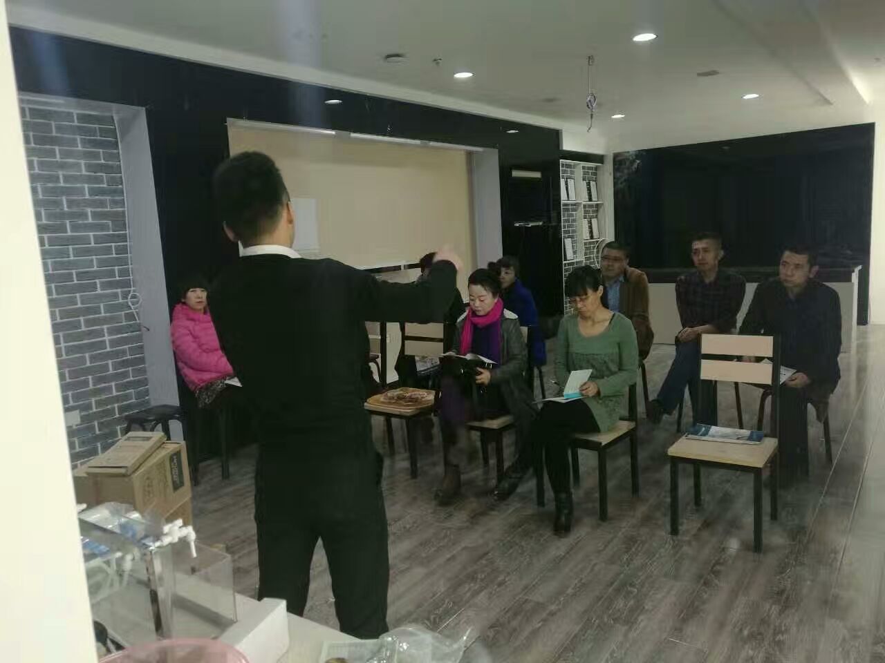 菲浦斯曾经理在细心讲解产品